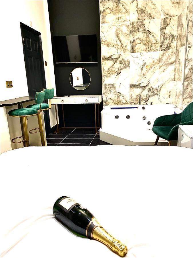 Duke And Duchess Apartments And Rooms - Private In Room Hot Tub Suites Лондон Екстер'єр фото