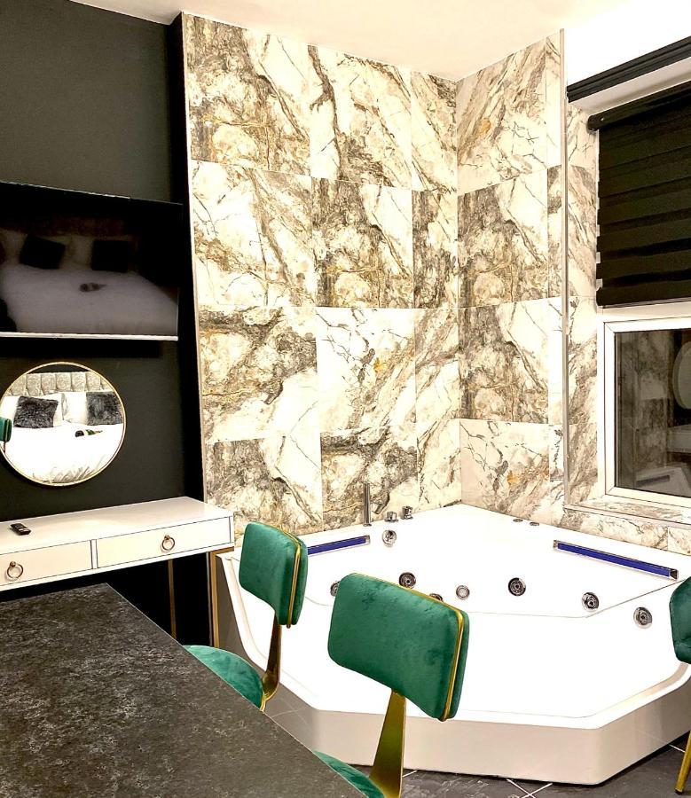 Duke And Duchess Apartments And Rooms - Private In Room Hot Tub Suites Лондон Екстер'єр фото