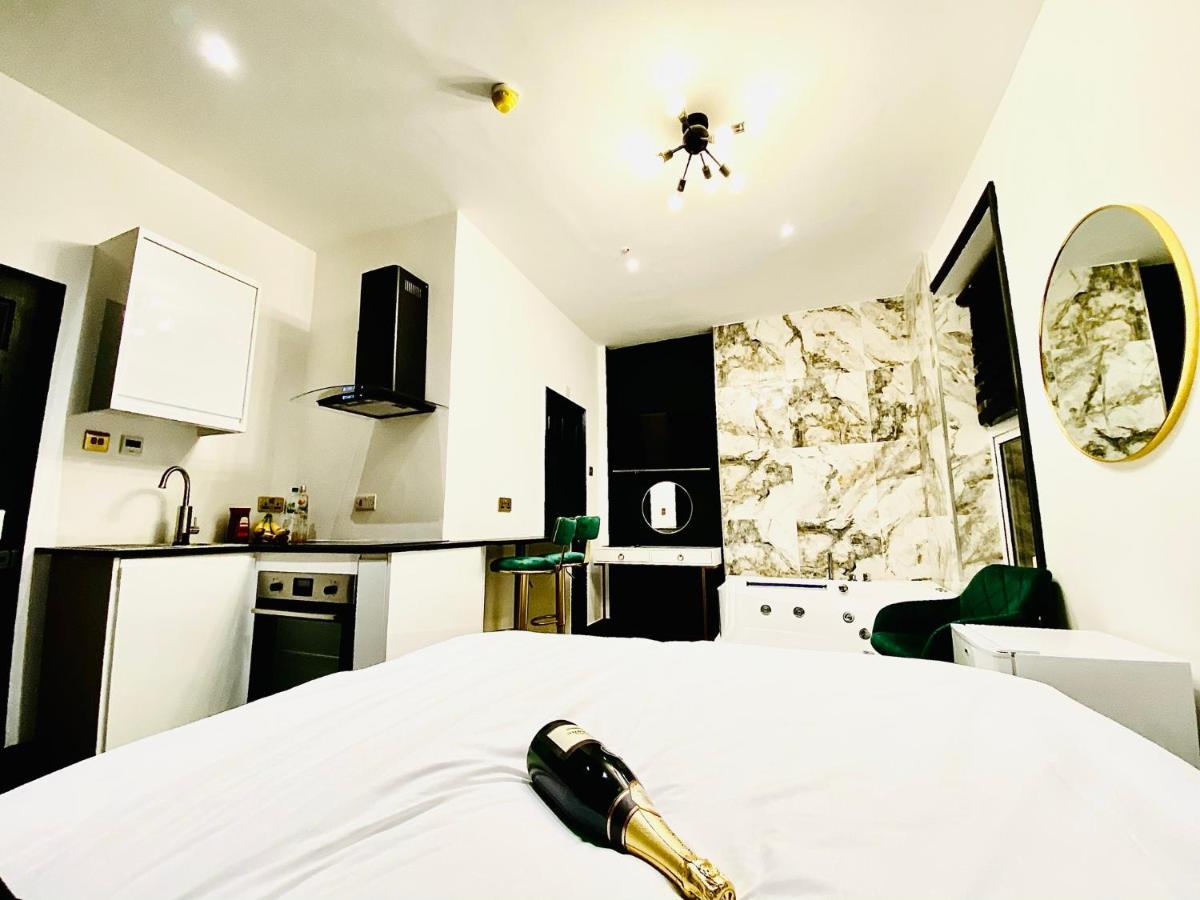 Duke And Duchess Apartments And Rooms - Private In Room Hot Tub Suites Лондон Екстер'єр фото