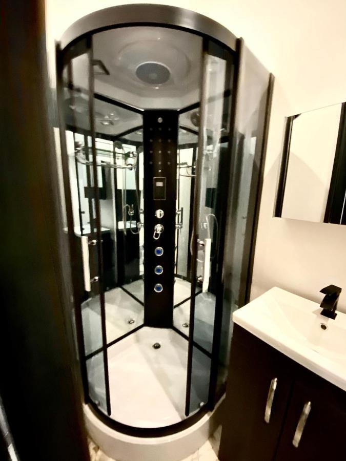 Duke And Duchess Apartments And Rooms - Private In Room Hot Tub Suites Лондон Екстер'єр фото