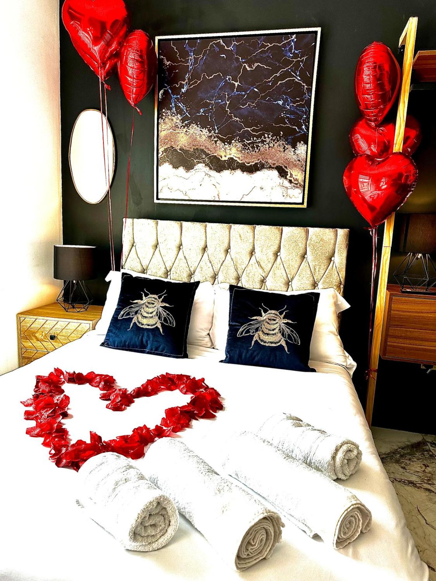 Duke And Duchess Apartments And Rooms - Private In Room Hot Tub Suites Лондон Екстер'єр фото