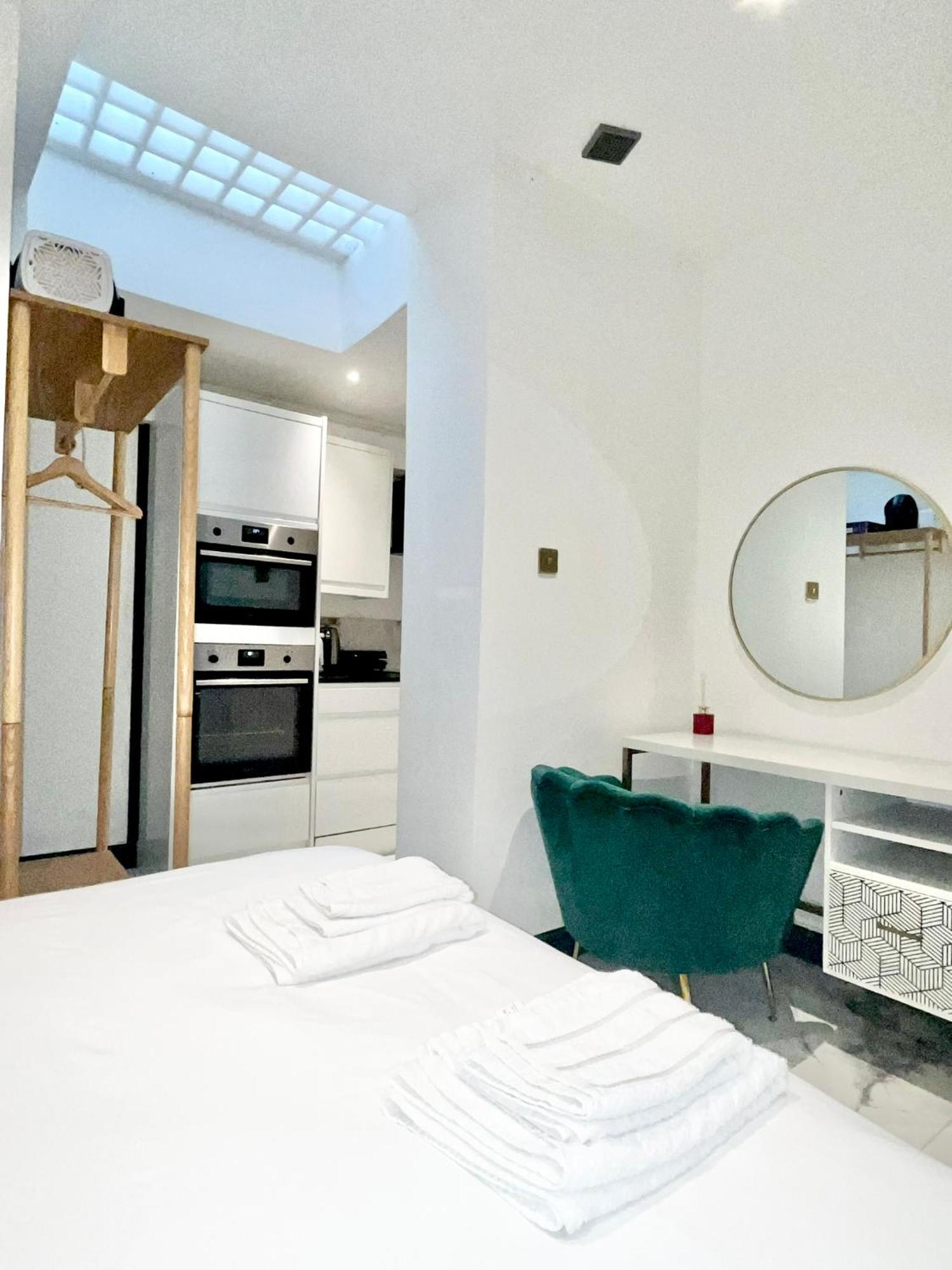 Duke And Duchess Apartments And Rooms - Private In Room Hot Tub Suites Лондон Екстер'єр фото
